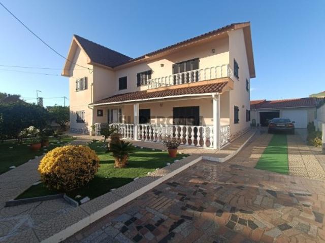 Moradia T6 em Charneca de Caparica e Sobreda