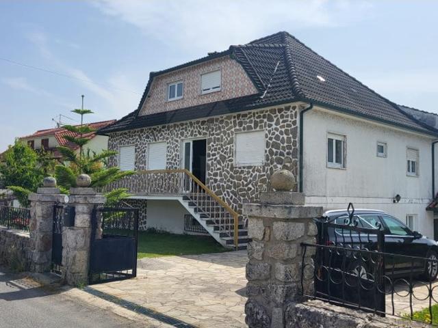 Moradia T6 com Jardim, Adega e Terreno com Potencial de Construção