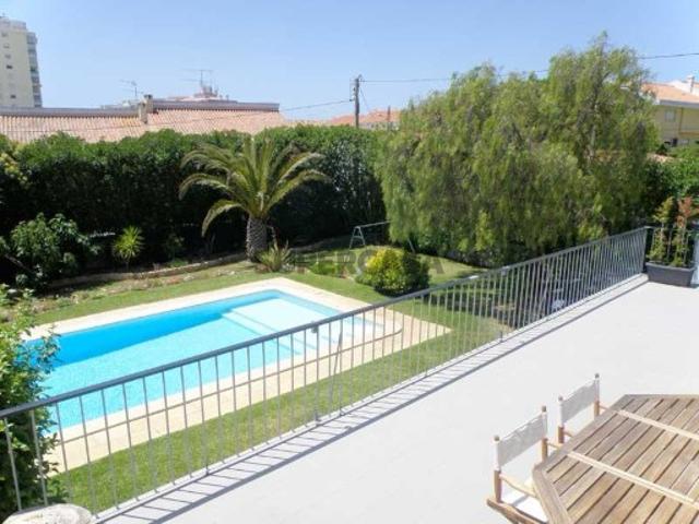 Moradia T6 em São João do Estoril com vista mar, piscina e jardins amplos