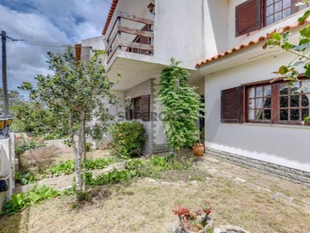 Moradia T6 em Sintra com jardim, garagem e vista de mar ao fundo
