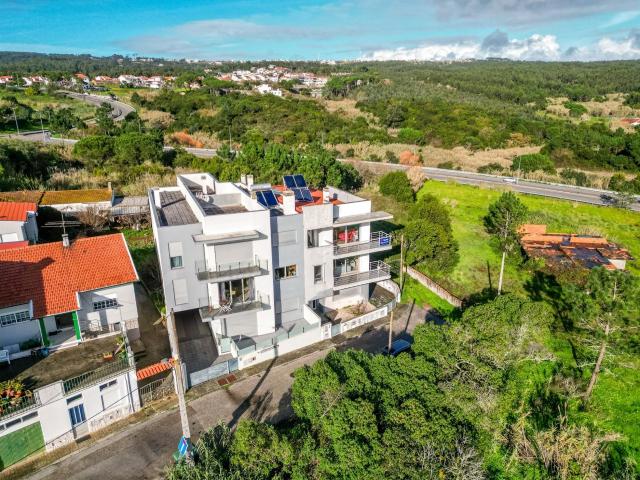 Moradia T6 geminada, de construção recente, situada em Buarc. 430m² Bom Sucesso