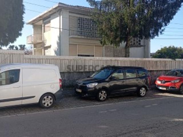 Moradia T6 individual de 4 frentes com terreno em Mozelos