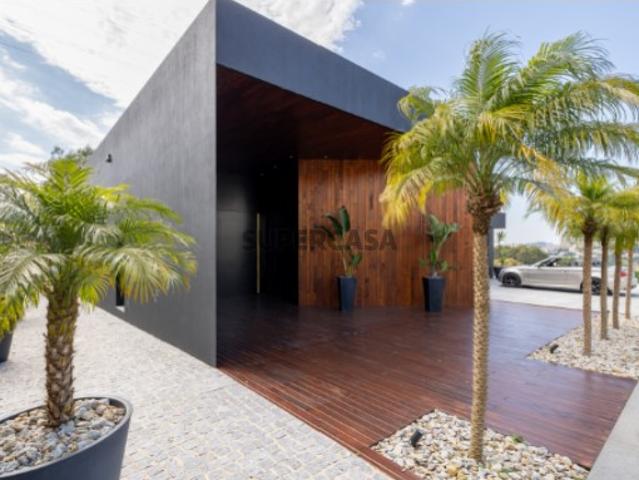 Moradia T6, térrea contemporânea, piscina, terraços e jardim junto ao Rio Douro