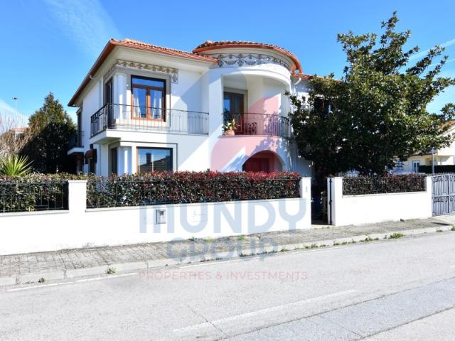 Moradia T6 Unifamiliar com Logradouro