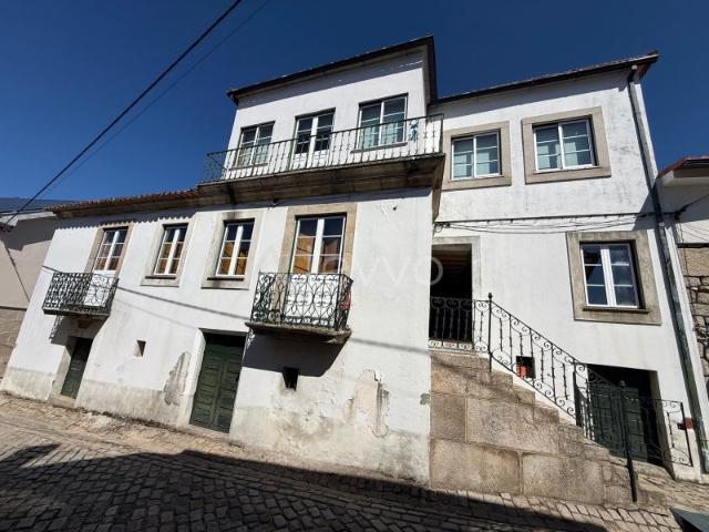Moradia T6+casa independente em pedra e 4.010m2, junto à Praia Fluvial do Rio Távora