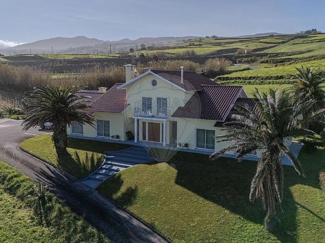 Moradia T7 à venda em Achadinha, Nordeste RE/MAX Portugal