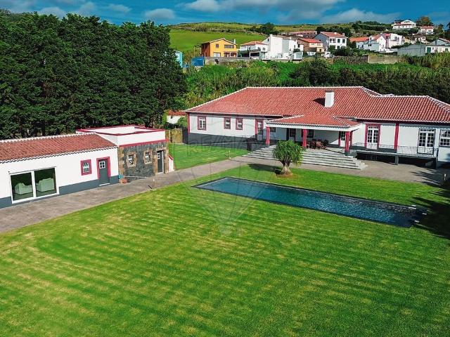 Moradia T7 à venda em São Pedro, Angra do Heroísmo RE/MAX Portugal