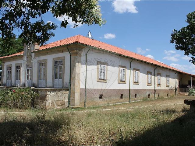 Moradia T7 à venda em Valpaços
