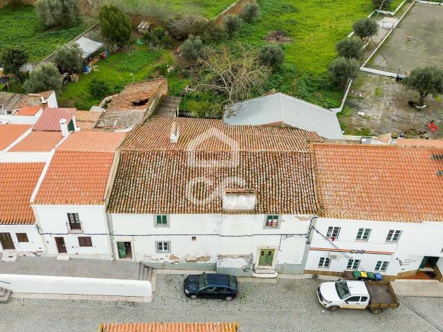 Moradia T7 com 2.640 m² de Terreno, Quintal e Campo de Jogos por Recuperar | Portel