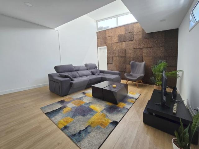 Moradia T7 com traça tradicional totalmente remodelada!