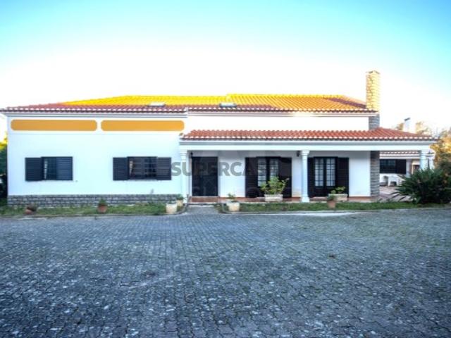 Moradia T7 em Atouguia da Baleia