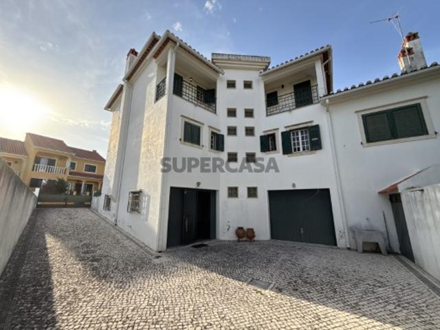 Moradia T4 c/ Tertúlia, Garagem e Jardim, no Entroncamento