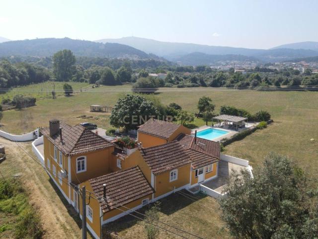 Moradia T7 tradicional em bom estado com varanda coberta, pátio, piscina, terraço coberta, vistas boas e jardim numa localização sossegada perto do centro de Arganil e o rio Alva