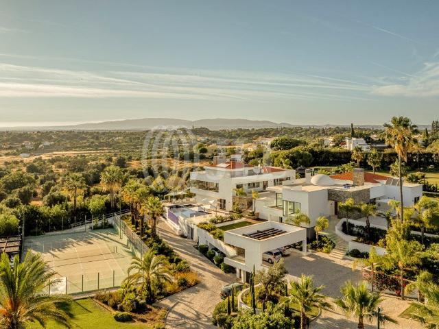 Moradia T8 bifamiliar com piscina, em Porches, Algarve 0m² Porches