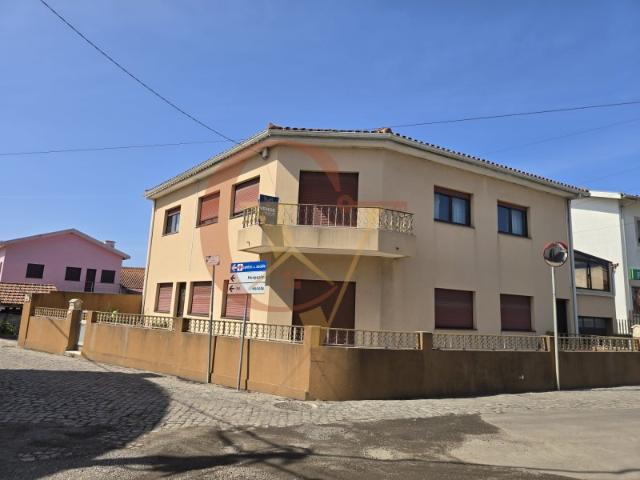 Moradia T8 bifamiliar a 150 m da praia em Aguçadoura