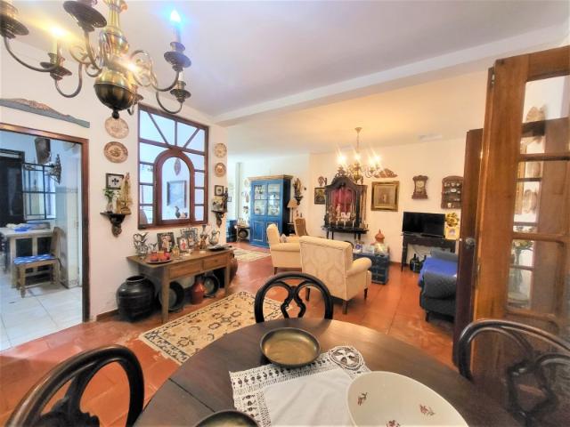 Moradia T8, com uma área 465 m2, muito perto de Beja
