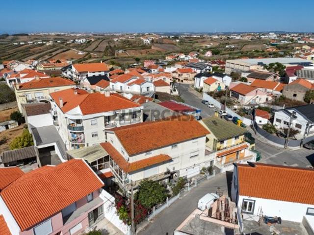 Moradia T8 com potencial para investimento em Ribamar Lourinhã