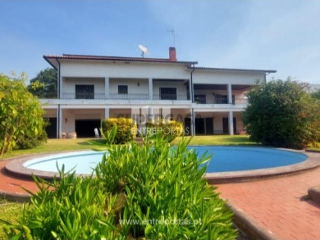 Moradia T8 em Vila de Punhe