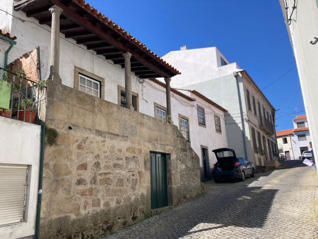 Moradia T8 Tipo Casa Senhorial, Geminada, no Centro Histórico de Pinhel com 486 m2 de área habitável