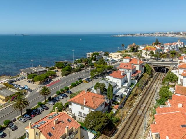 Moradia T9 na Av. Marginal, Estoril, em frente à Praia da Poça