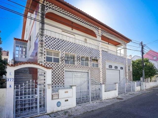 Moradia T9 em Santa Iria de Azoia, São João da Talha e Bobadela