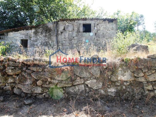 Moradia para Recuperar com Amplo Terreno e muito Potencial em Friande, Póvoa de Lanhoso