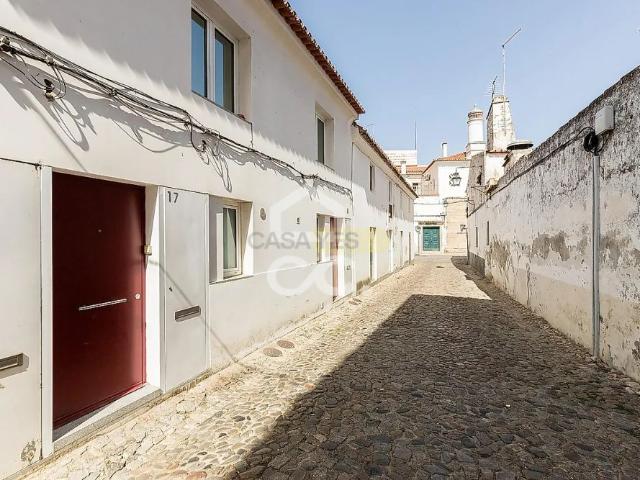 Moradia T0 equipada e mobilada c/ Logradouro para Arrendamento | Centro Histórico de Évora