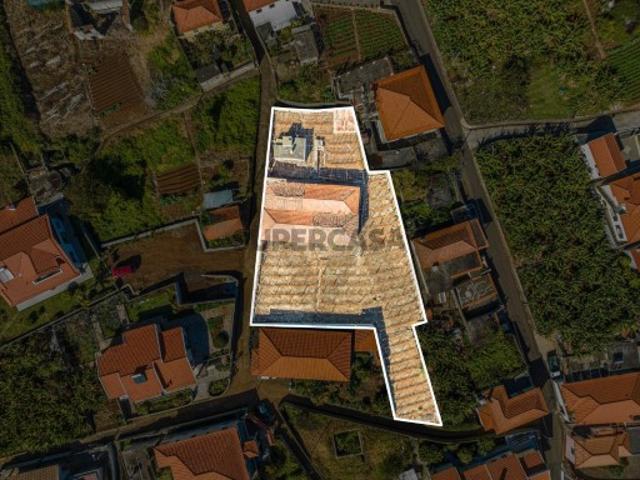 Moradia T13 para recuperar, com terreno
