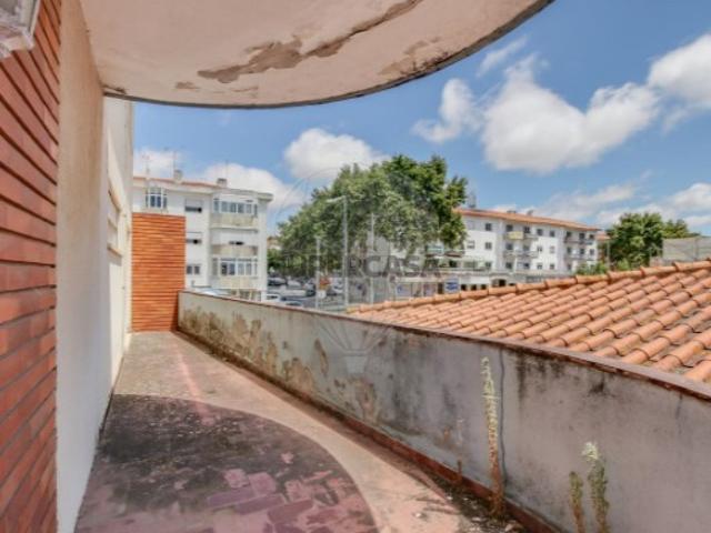 Moradia T10 em Carcavelos e Parede