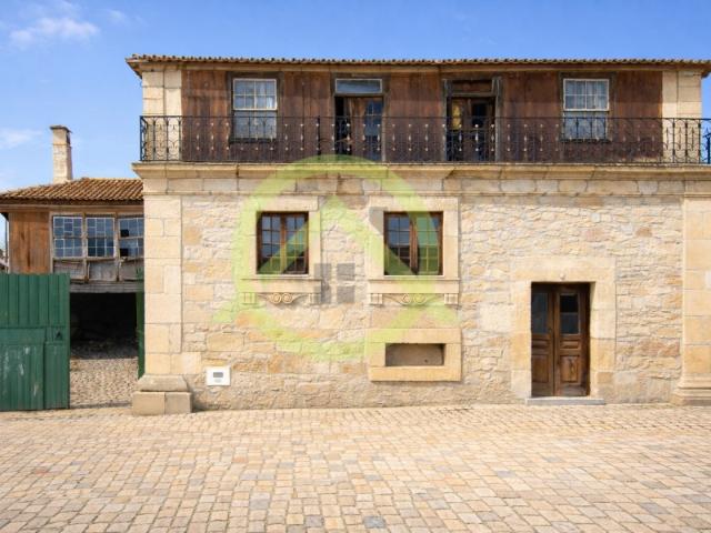 Moradia T7 situada na típica aldeia de Fonte Arcada, Sernancelhe
