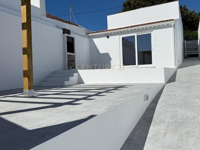 Moradia T1+1 totalmente remodelada no Curvel com garagem e pátio exterior