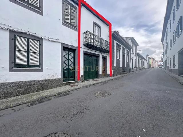 Moradia T1+1 com Espaço Comercial Tradicional – Matriz, Ribeira Grande