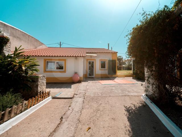 Moradia T1+1 com jardim e anexo para venda, no Pó, Bombarral