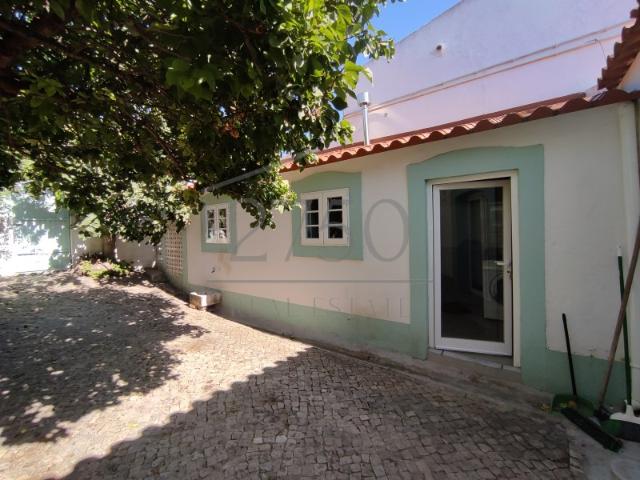 Moradia T1+1 com Jardim e Zona Lounge em Carcavelos
