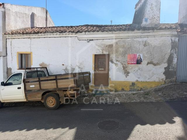 Moradia T1+1 com quintal para remodelação em Vila Ruiva