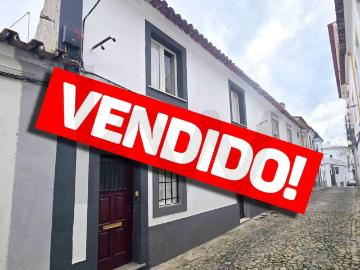 Moradia T1+1 de 1º Andar Localizada no Centro Histórico de Évora