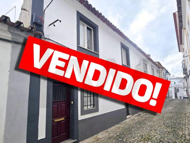 Moradia T1+1 de 1º Andar Localizada no Centro Histórico de Évora