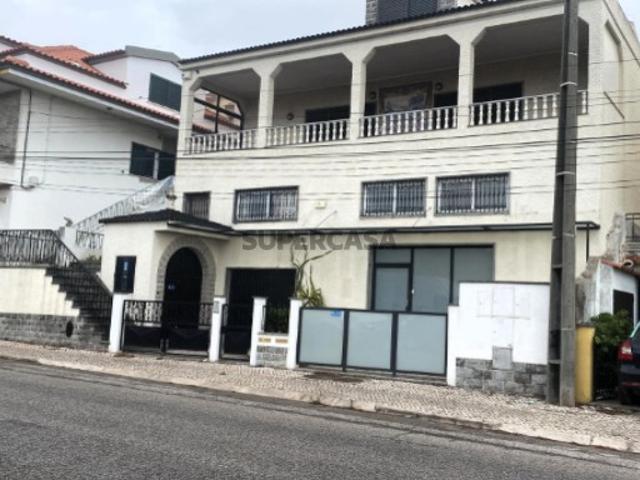 Moradia T15 com Renda Ativa + de €12.000/mês em Famões