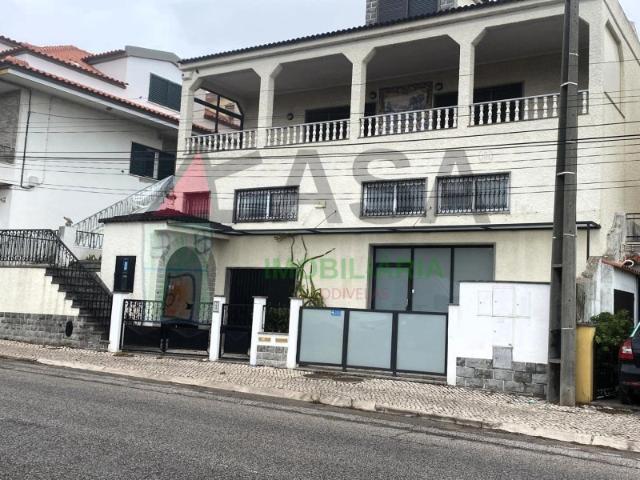 Moradia T15 com Renda Ativa + de €12.000/mês em Famões