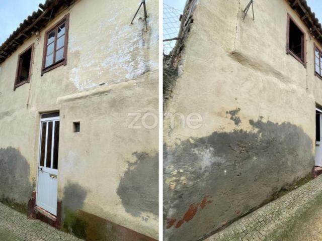 Moradia com duas habitações T1 para recuperar no Centro de Vilar Flor