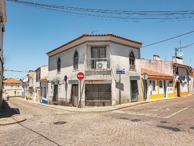 Moradia T1 à venda em Cabeção, Mora RE/MAX Portugal