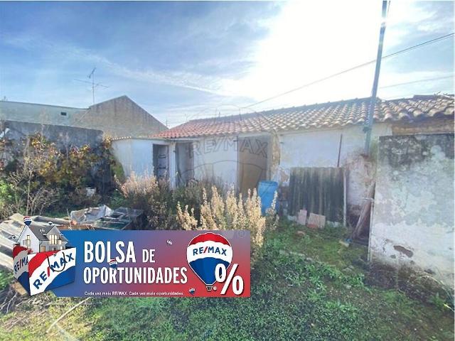 Moradia T1 à venda em Brogueira, Parceiros de Igreja e Alcorochel, Torres Novas RE/MAX Portugal