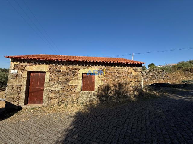 Moradia T1 com Terreno em Salgueiro do Campo, Castelo Branco