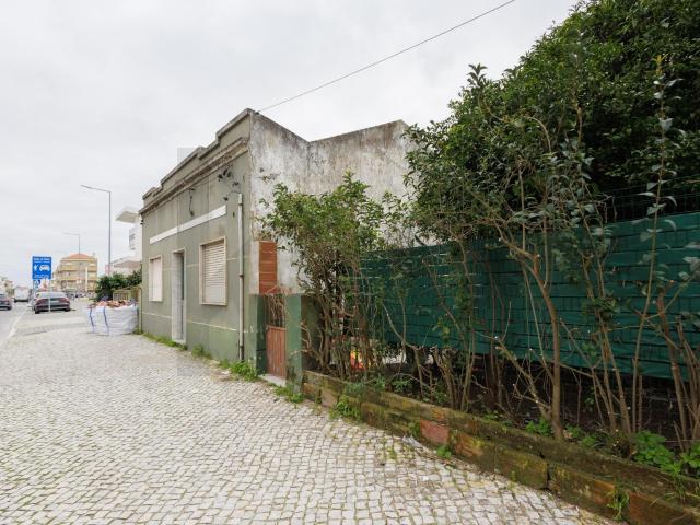 Moradia T1 com Anexo e Amplo Terreno | Excelente Potencial de Valorização | Baixa da Banheira