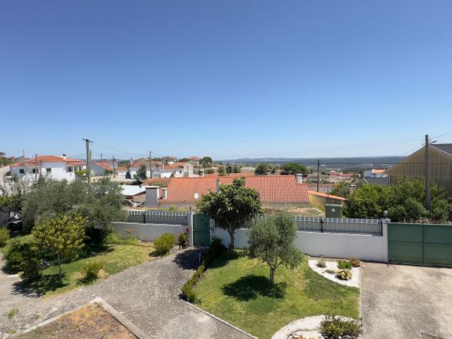 Moradia T1 com aproveitamento de sótão, terreno de 592 m², anexo e vista de campo – Fráguas, Rio Maior