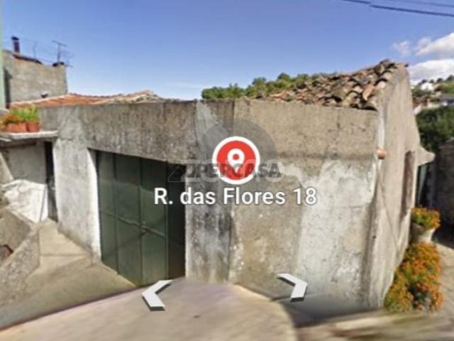 Moradia T1 para remodelar com garagem Gouveia