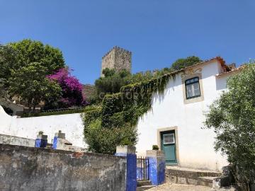 Moradia T1 para arrendamento com grande quintal dentro da muralha de Óbidos