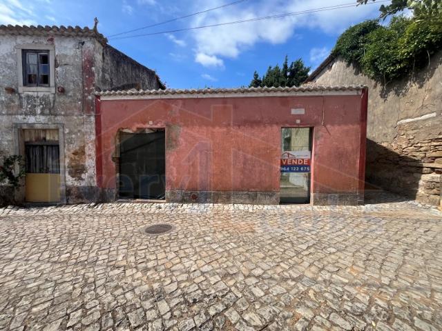 Moradia T1 com Projeto Aprovado e Pátio Privativo no Centro Histórico do Carvalhal Bombarral