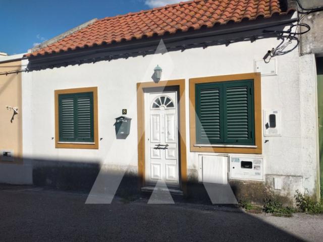 Moradia T1 em remodelação na Torre da Marinha