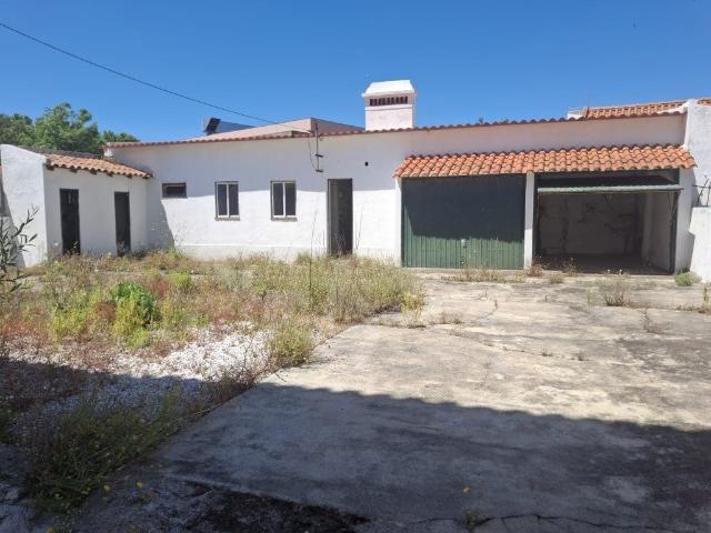 Moradia T1 para renovação, com 2 garagens independentes 38m² Entroncamento